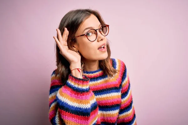 Jovem Linda Menina Loira Vestindo Óculos Camisola Casual Sobre Rosa — Fotografia de Stock