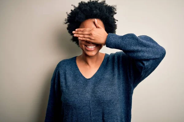 Joven Mujer Afro Afroamericana Hermosa Con Pelo Rizado Usando Suéter —  Fotos de Stock