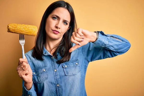 Young Woman Blue Eyes Holding Fork Fresh Cob Corn Standing — Stock Photo, Image