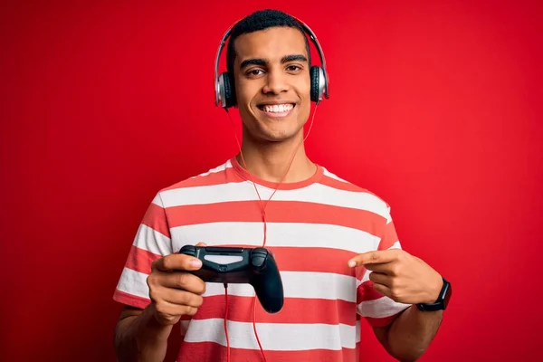 Schöner Afrikanisch Amerikanischer Gamer Der Videospiel Mit Joystick Und Kopfhörer — Stockfoto