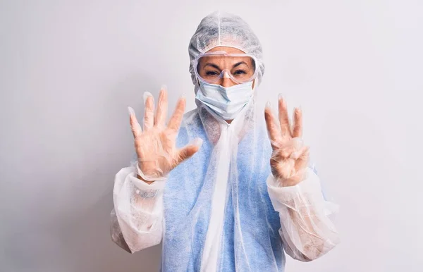 Středního Věku Zdravotní Sestra Žena Nosí Ochranu Coronavirus Zařízení Nad — Stock fotografie