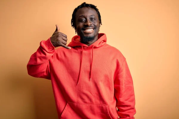 Joven Afroamericano Deportivo Con Sudadera Con Capucha Sobre Fondo Amarillo —  Fotos de Stock