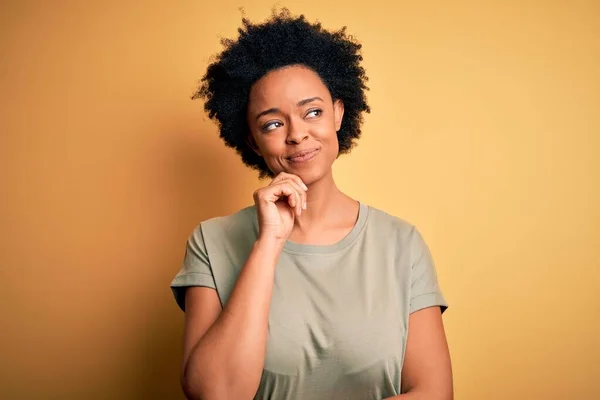 Ung Vacker Afroamerikansk Afro Kvinna Med Lockigt Hår Bär Casual — Stockfoto