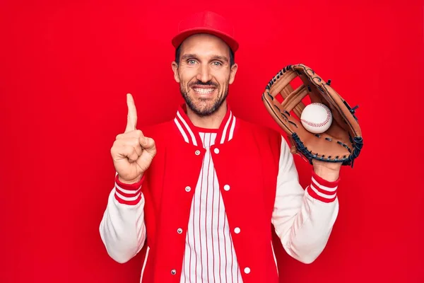 Jovem Jogador Bonito Homem Vestindo Sportswear Jogar Beisebol Usando Luva — Fotografia de Stock