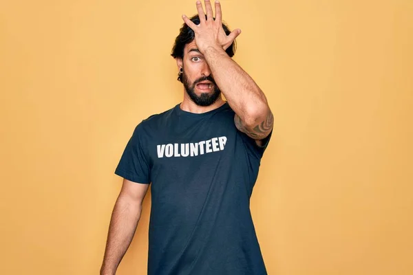 Jovem Bonito Homem Voluntário Hispânico Vestindo Camiseta Voluntária Como Atendimento — Fotografia de Stock