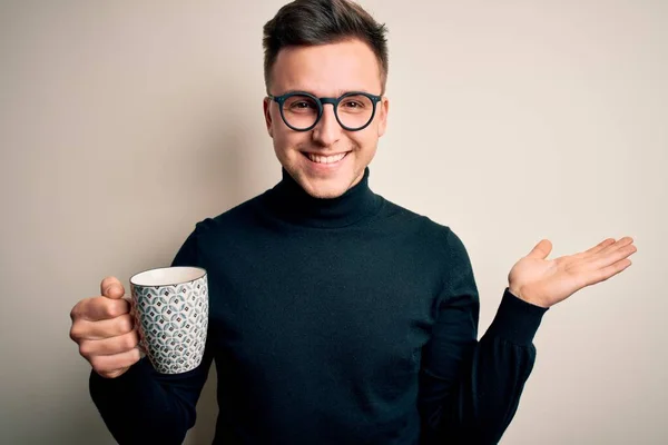 Joven Hombre Caucásico Guapo Usando Gafas Bebiendo Una Taza Café —  Fotos de Stock