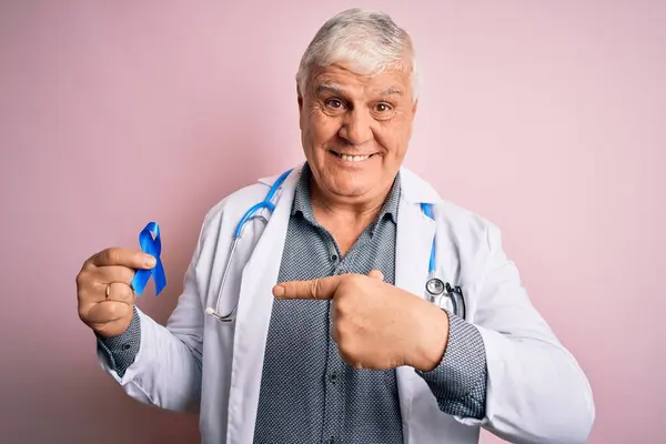 Starszy Przystojny Hoary Lekarz Człowiek Noszenie Stetoskop Trzymając Niebieski Rak — Zdjęcie stockowe