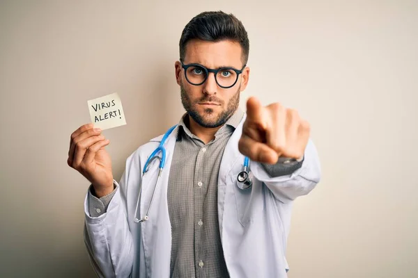 Joven Médico Con Estetoscopio Que Sostiene Nota Alerta Del Virus — Foto de Stock