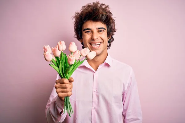 Молодой Красивый Мужчина Цветами Стоящими Изолированном Розовом Фоне Счастливым Лицом — стоковое фото