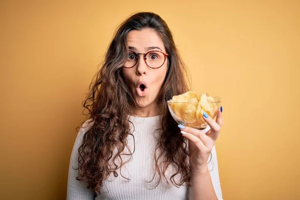 Young Beautiful Woman Curly Hair Holding Bowl Chips Potatoes Yellow — Stock Photo, Image