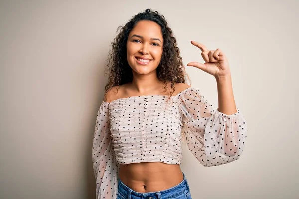 Jeune Belle Femme Aux Cheveux Bouclés Portant Shirt Décontracté Debout — Photo