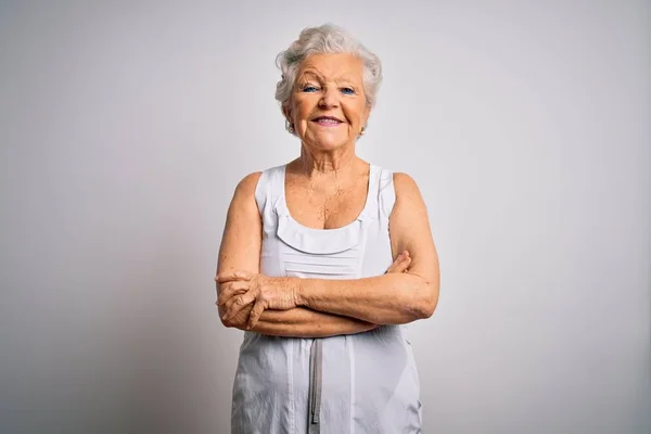 Starší Krásná Šedovlasá Žena Neformálních Letních Šatech Bílém Pozadí Šťastný — Stock fotografie