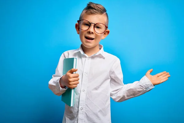 Mladý Malý Kavkazský Student Nosí Chytré Brýle Drží Knihu Školy — Stock fotografie