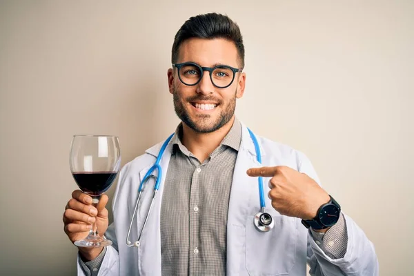 Jonge Arts Draagt Stethoscoop Drinken Van Een Glas Verse Wijn — Stockfoto