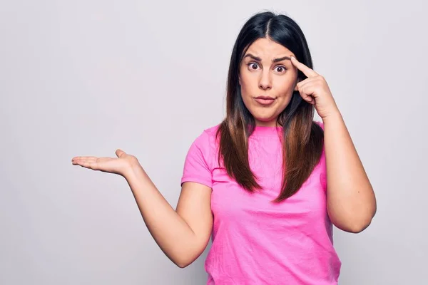 Ung Vacker Brunett Kvinna Bär Casual Rosa Shirt Stående Över — Stockfoto