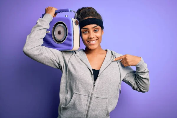 Молодая Африканская Афроамериканка Слушает Музыку Держа Винтажное Радио Фиолетовом Фоне — стоковое фото