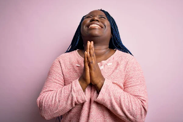 Africano Americano Size Mulher Com Tranças Vestindo Camisola Casual Sobre — Fotografia de Stock