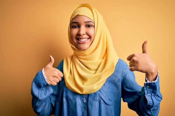 Mulher Bonita Nova Com Cabelo Encaracolado Vestindo Árabe Hijab Tradicional — Fotografia de Stock