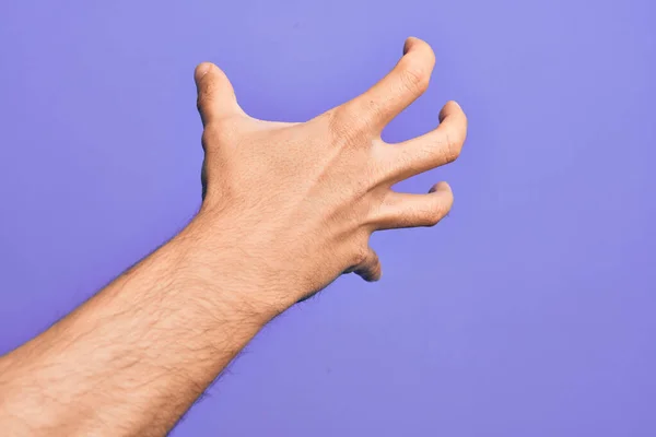 白人年轻人的手伸出来 用手指 暴力和挫败感抓住孤立的紫色背景 抓住咄咄逼人的 可怕的手 — 图库照片