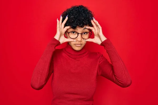 Fiatal Gyönyörű Afro Amerikai Garbó Pulóvert Szemüveget Visel Próbálja Kinyitni — Stock Fotó