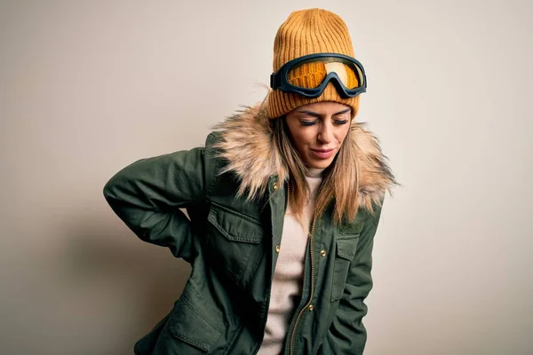Jovem Morena Esquiador Mulher Vestindo Roupas Neve Óculos Esqui Sobre — Fotografia de Stock