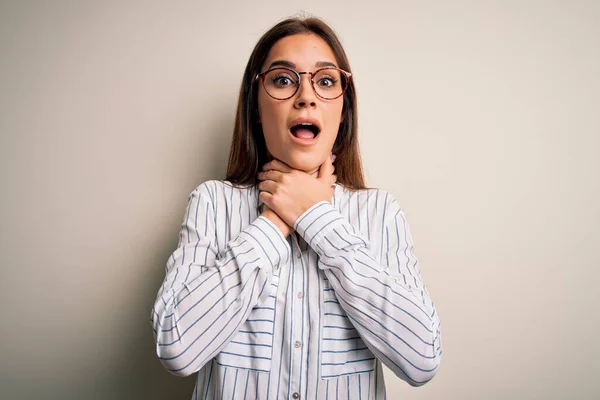 Joven Mujer Morena Hermosa Con Camisa Casual Gafas Sobre Fondo — Foto de Stock