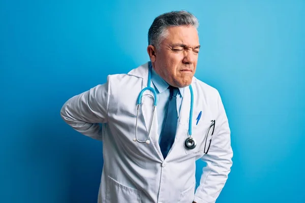 Średni Wiek Przystojny Siwowłosy Lekarz Noszący Płaszcz Niebieski Stetoskop Cierpiący — Zdjęcie stockowe