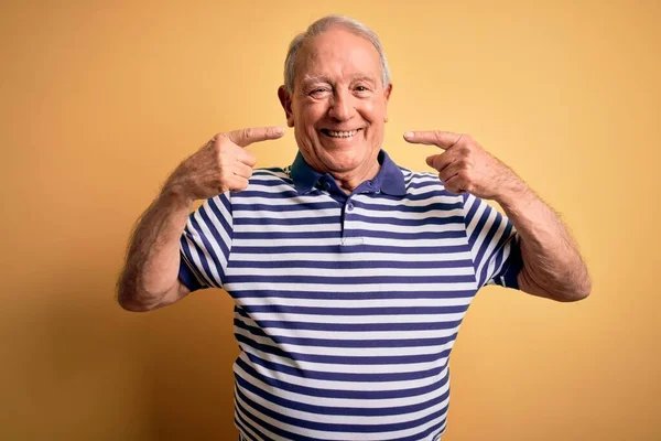 Grå Hår Senior Man Bär Casual Navy Randig Shirt Står — Stockfoto