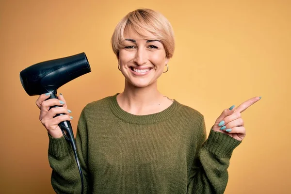 Junge Blonde Frau Mit Kurzem Haar Trocknet Ihr Haar Mit — Stockfoto