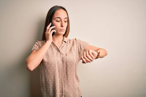 Ung Vacker Kvinna Som Pratar Smartphone Över Vit Bakgrund Kontrollera — Stockfoto