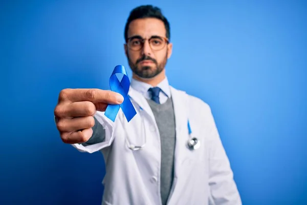 Jovem Médico Bonito Homem Com Barba Vestindo Estetoscópio Segurando Fita — Fotografia de Stock