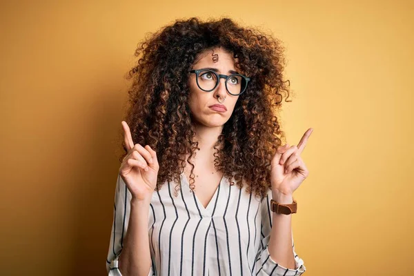 Junge Schöne Frau Mit Lockigem Haar Und Piercing Mit Gestreiftem — Stockfoto