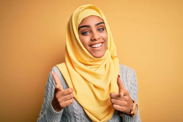 Jovem Menina Americana Africana Bonita Vestindo Hijab Muçulmano Sobre Fundo — Fotografia de Stock