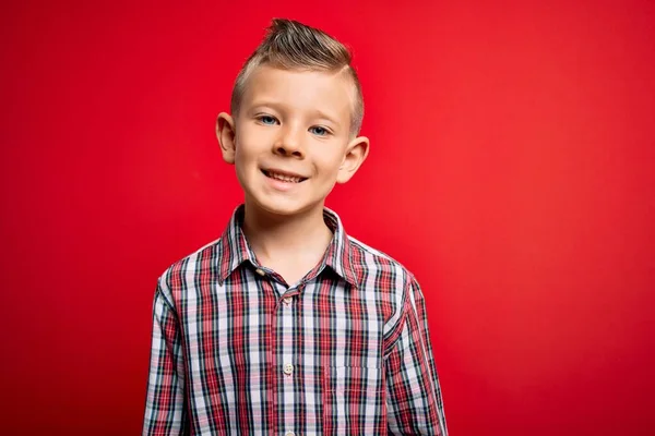 Junge Kleine Kaukasische Kinder Mit Blauen Augen Stehen Elegantem Hemd — Stockfoto