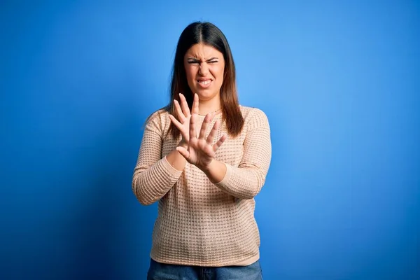 Mujer Hermosa Joven Con Suéter Casual Sobre Fondo Azul Expresión — Foto de Stock