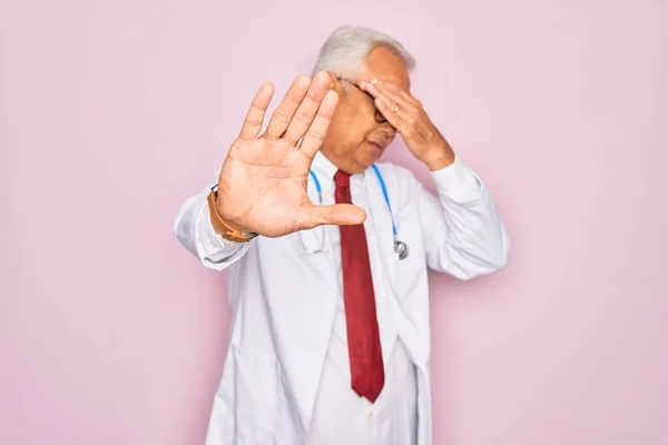 Ein Älterer Grauhaariger Arzt Mittleren Alters Trägt Stethoskop Und Medizinischen — Stockfoto
