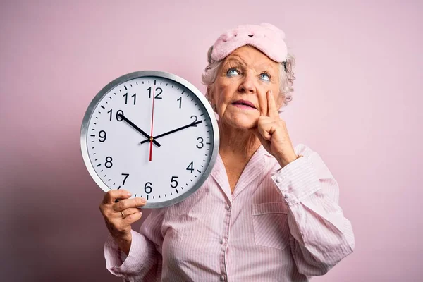 Ältere Schöne Frau Trägt Schlafmaske Hält Große Uhr Über Isoliertem — Stockfoto