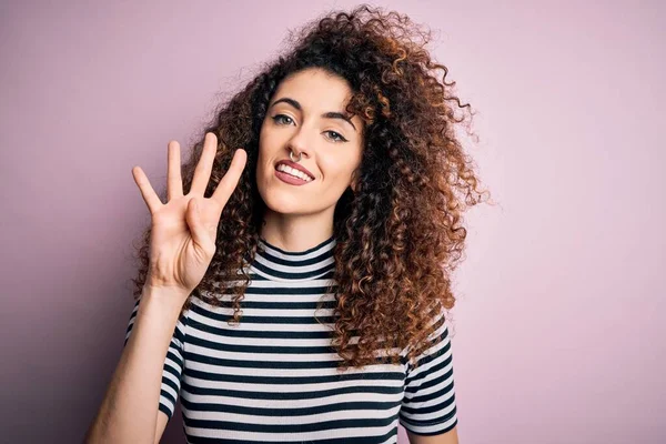 Mulher Bonita Nova Com Cabelo Encaracolado Piercing Vestindo Shirt Listrada — Fotografia de Stock