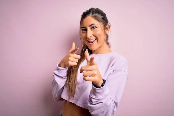 Joven Hermosa Mujer Deportiva Con Sudadera Sobre Fondo Aislado Rosa —  Fotos de Stock