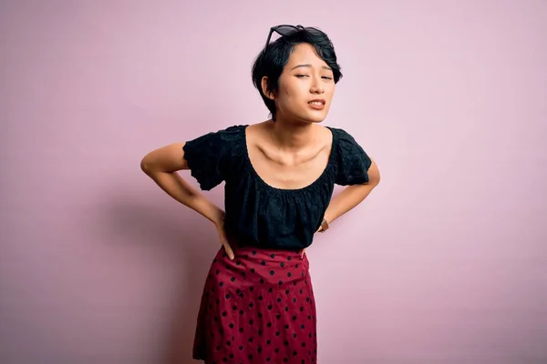 Jovencita Asiática Hermosa Vestida Con Vestido Casual Sobre Fondo Rosa — Foto de Stock