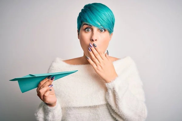 Mujer Joven Con Pelo Moda Azul Sosteniendo Avión Papel Como —  Fotos de Stock