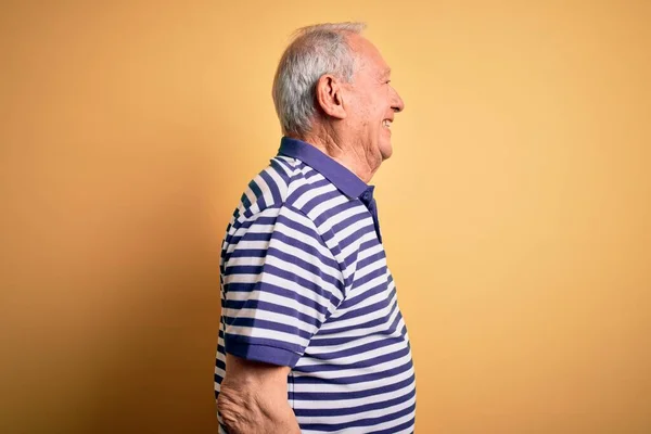 Hombre Mayor Pelo Gris Que Usa Una Camiseta Casual Rayas — Foto de Stock