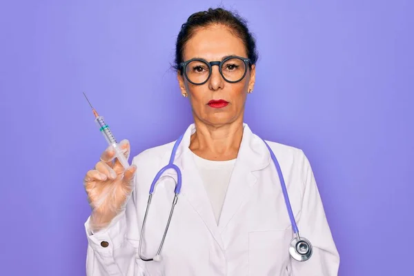 Medico Professionista Anziano Mezza Età Che Tiene Una Siringa Con — Foto Stock