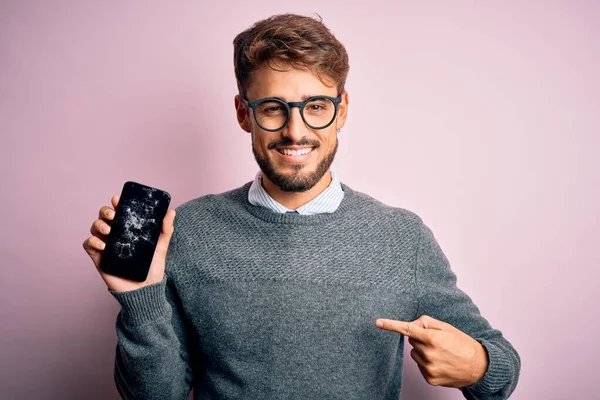 Jovem Com Barba Vestindo Óculos Segurando Smartphone Quebrado Craked Com — Fotografia de Stock