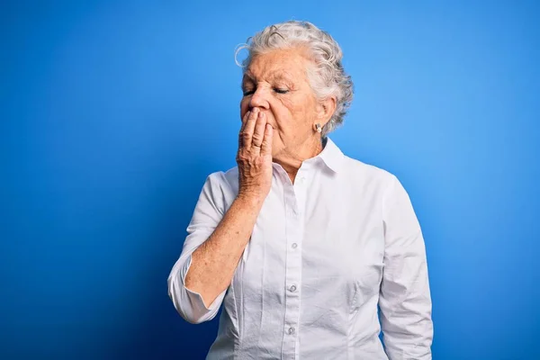 Senior Hermosa Mujer Con Camisa Elegante Pie Sobre Fondo Azul — Foto de Stock