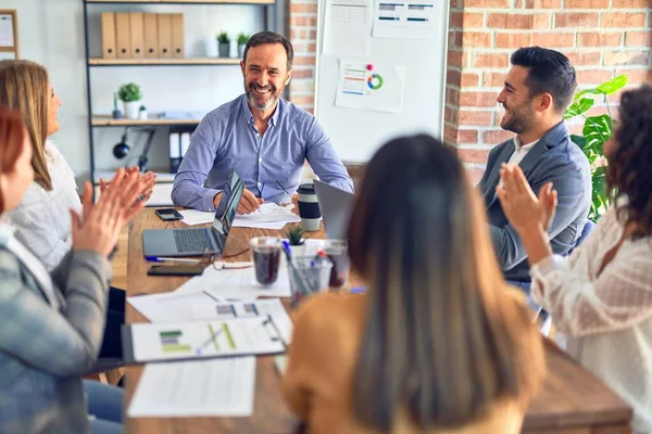 Groep Van Zakelijke Werknemers Glimlachend Gelukkig Vol Vertrouwen Samenwerken Met — Stockfoto