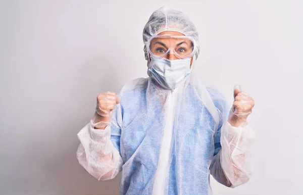 Eine Krankenschwester Mittleren Alters Coronavirus Schutzausrüstung Vor Weißem Hintergrund Feiert — Stockfoto