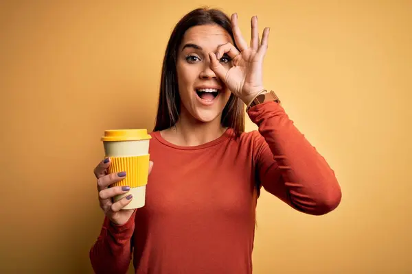 Joven Hermosa Morena Bebiendo Taza Café Para Llevar Sobre Fondo — Foto de Stock