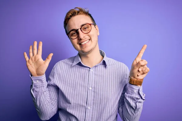 Junger Hübscher Rothaariger Mann Mit Lässigem Hemd Und Brille Vor — Stockfoto