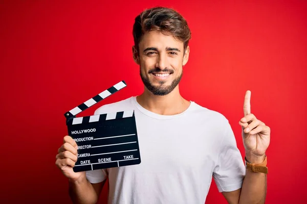 Junger Regisseur Mann Mit Bart Macht Film Mit Klapptafel Über — Stockfoto